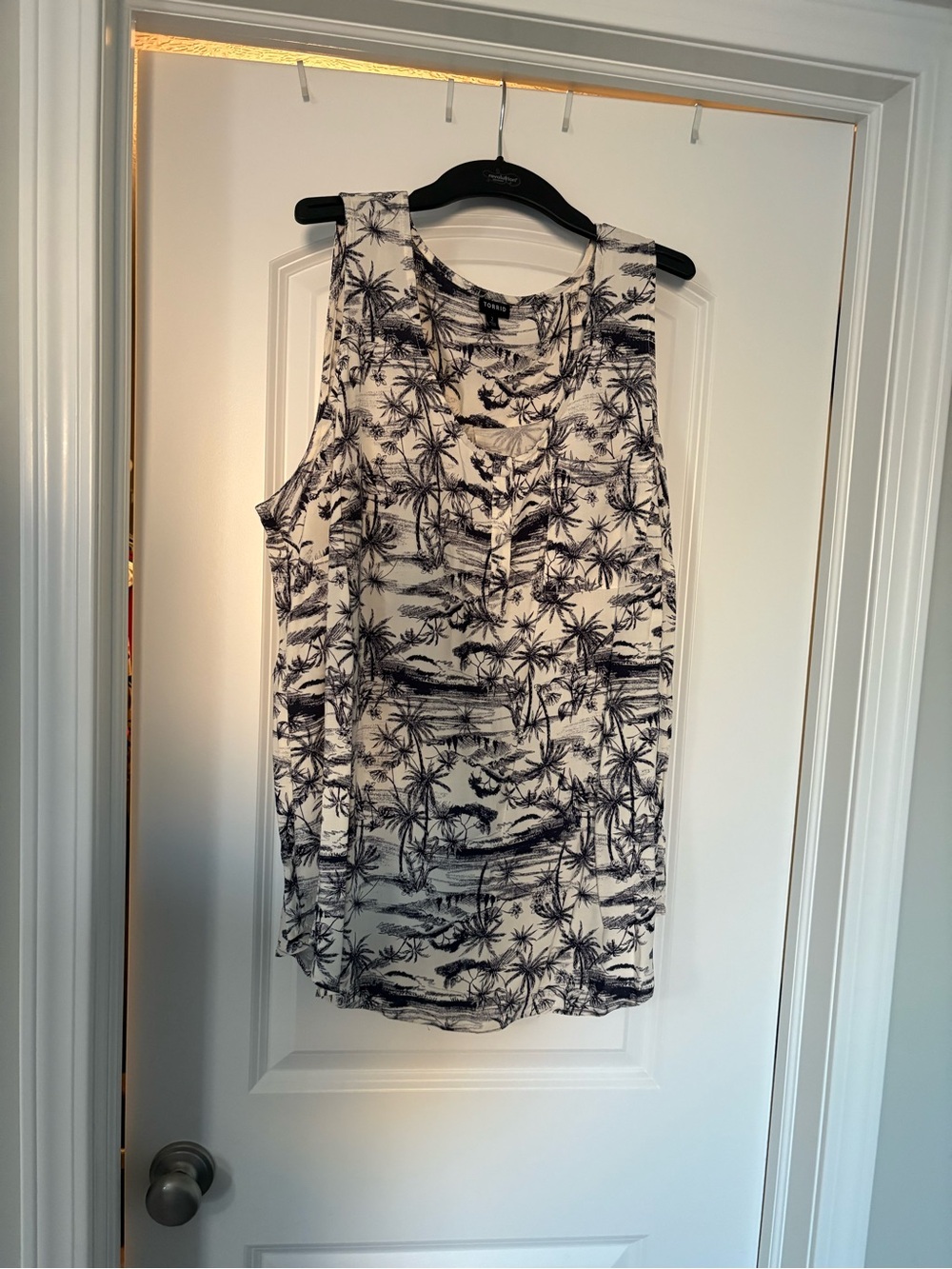 Torrid White Blue Tropical Print Round Neck Sleeveless Tank Top- Size 2